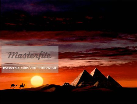 Wüste und Pyramiden bei Sonnenuntergang