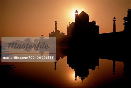 Silhouette du Taj Mahal à Agra (Inde) coucher de soleil