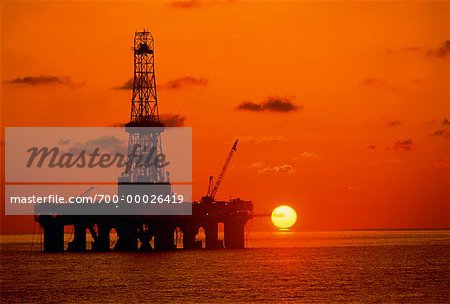 Silhouette der Offshore-Öl-Rig am Sunset-Malaysia