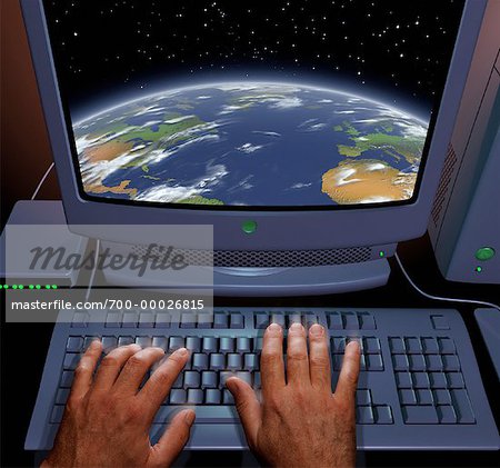 Hände, die mit Computer mit Globe auf Bildschirm