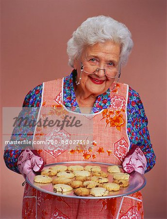 Portrait de femme d'âge mûr tenant le plateau de biscuits