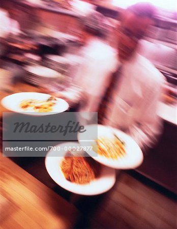 Vue brouillée de garçon portant des repas à Table