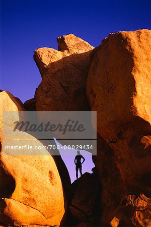 Silhouette de femme debout sur le rocher