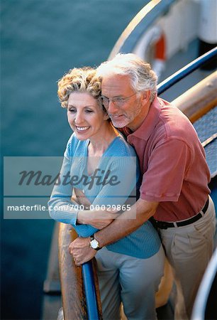 Mature Couple voyageant sur le Ferry