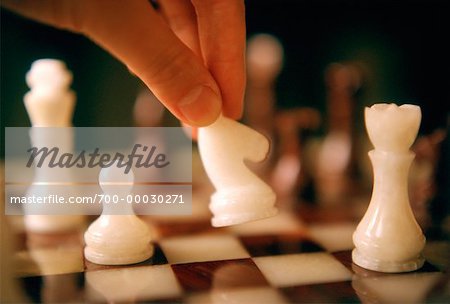 Nahaufnahme der Hand verschieben Schachfigur