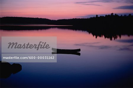 Canoë sur le lac au crépuscule Temagami (Ontario), Canada