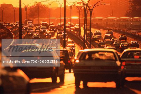 Autobahn-Verkehr bei Sonnenuntergang