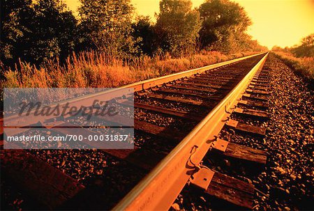 Des voies ferrées au coucher du soleil (Ontario), Canada