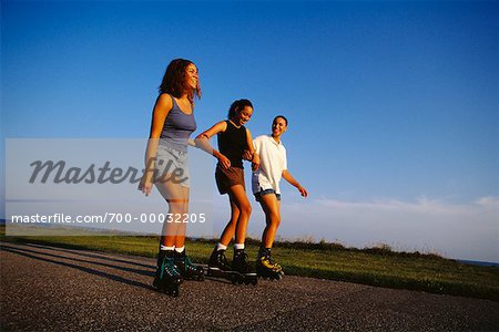 Drei Frauen Inline-Skaten