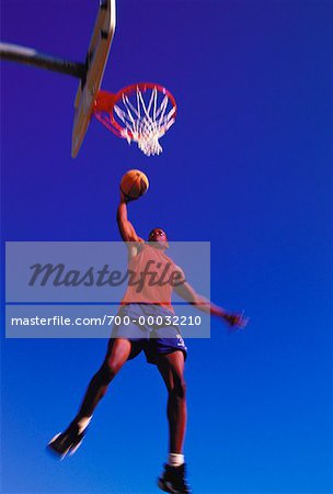 Homme de basket-ball jouant en plein air
