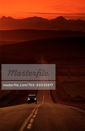LKW auf der Autobahn bei Sonnenuntergang, Millarville, Alberta, Kanada