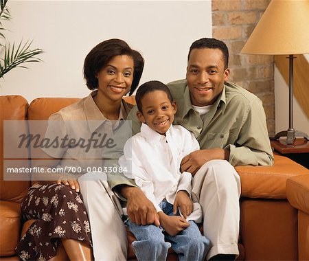 Porträt der Familie auf dem Sofa sitzen