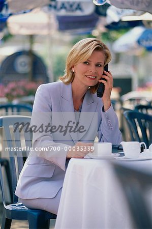 Business-Frau mit Handy, Outdoor-Café