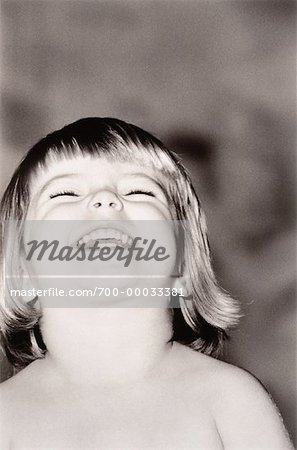Portrait de jeune fille riant
