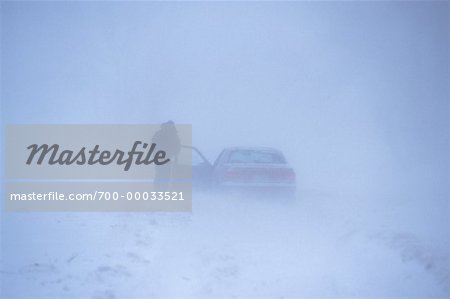 Homme debout à l'extérieur de la voiture dans une tempête de neige du sud de l'Ontario, Canada