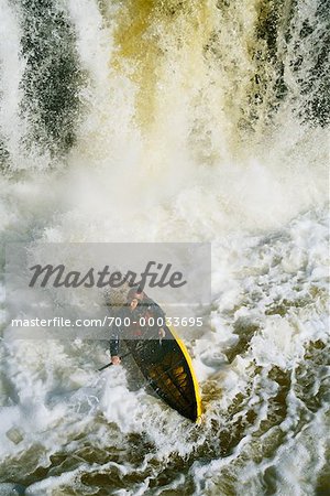 Obenliegende Ansicht der Kanute Hogs Rücken Falls, Rideau River Ottawa, Ontario, Kanada