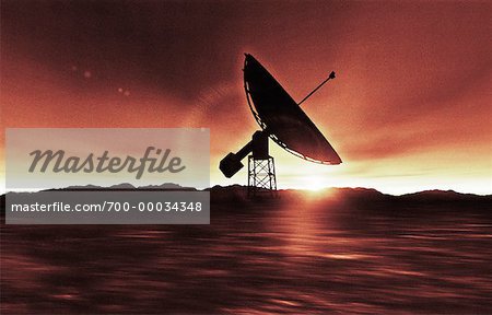 Antenne parabolique et le paysage au coucher du soleil
