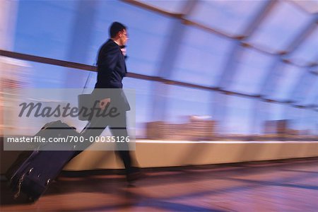 Homme d'affaires marchant dans le Terminal de Calgary, Alberta, Canada