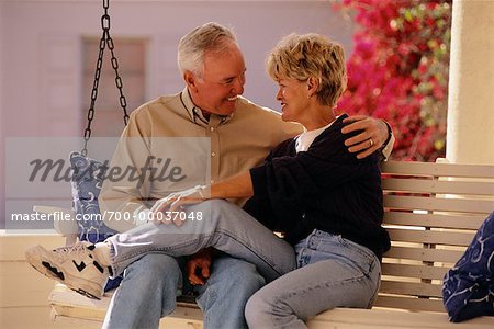 Mature Couple assis à l'extérieur