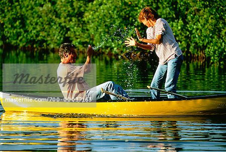 Couple d'âge mûr en canoë