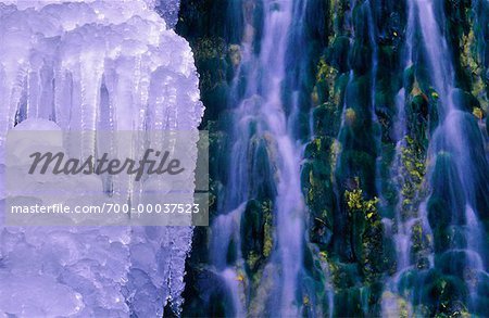 Glace et chute d'eau la rivière Bow, près de Exshaw (Alberta), Canada