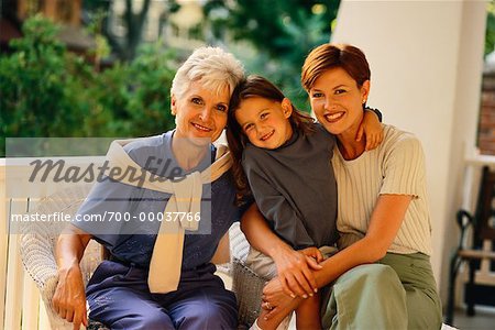 Portrait de grand-mère, mère et fille sur le porche
