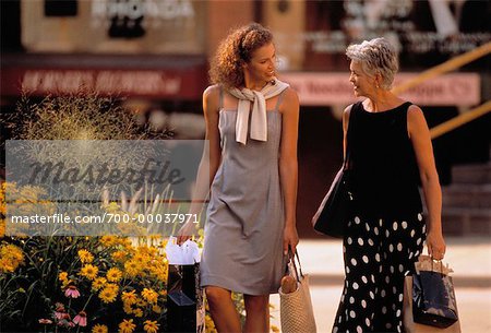 Femmes marchant en plein air