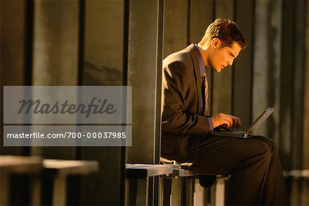 Homme d'affaires avec ordinateur portable