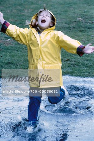 Fille jouant dans une flaque d'eau