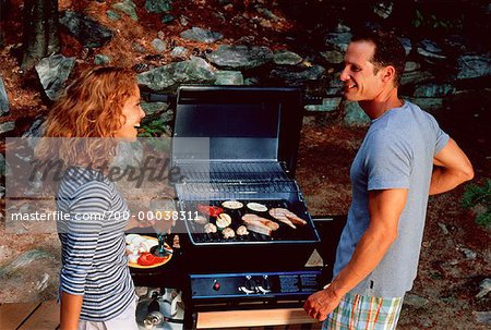 Couple cuire au barbecue