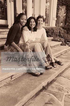 Portrait de trois femmes assises à l'extérieur