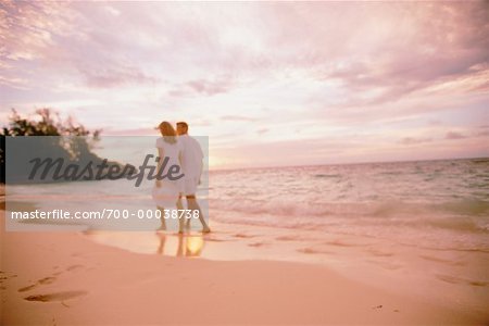 Couple marchant dans le Surf sur la plage