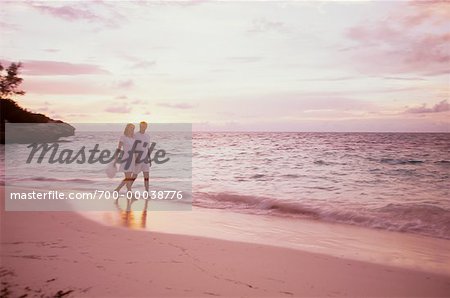 Couple sur la plage au coucher du soleil