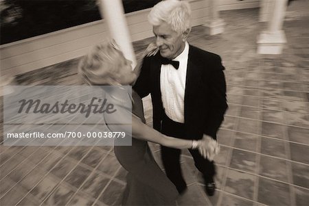 Ältere Paar Tanzen in formale Abnutzung