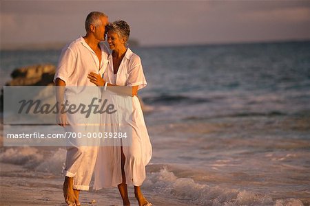 Couple d'âge mûr marchant sur la plage