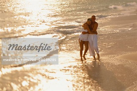 Couple d'âge mûr marchant sur la plage