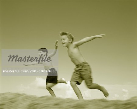 Verschwommene Sicht von jungen in Badebekleidung am Strand laufen