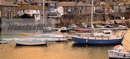 Bateaux de pêche, ville de Seacoast anglais de Mousehole, Cornwall Angleterre