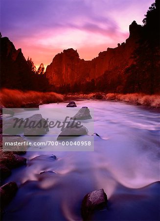 Smith Rock State Park au crépuscule Crooked River, Oregon, Etats-Unis