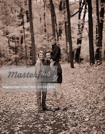 Portrait de famille dans les bois en automne