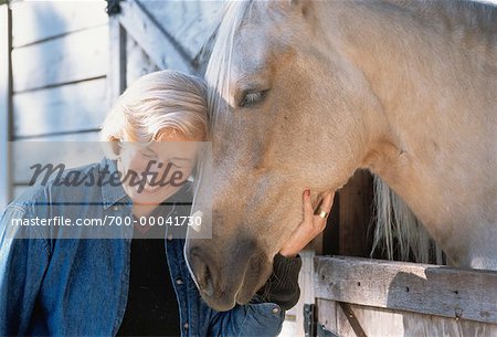 Mature femme et cheval