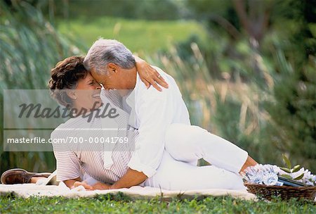 Mature Couple embrasser, rire en plein air