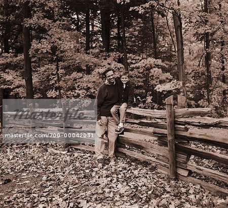 Portrait du père et du fils à l'extérieur en automne