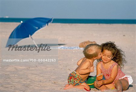 adorable enfant jouant au ballon sur la plage Stock Photo