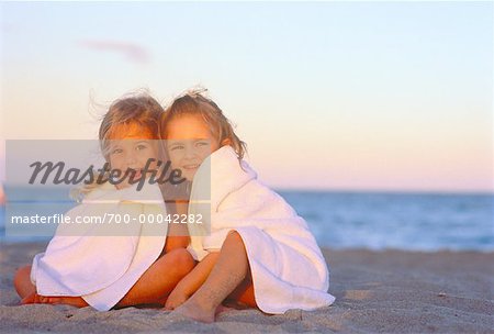 Portrait de jeunes filles en maillot de bain, serviette de plage