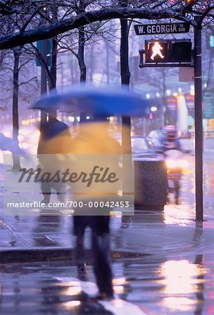 Rue animée de pluie, Vancouver (Colombie-Britannique), Canada