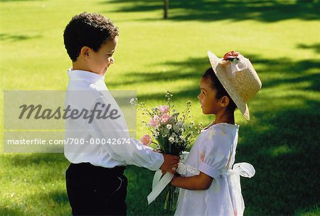 Garçon donnant des fleurs pour fille