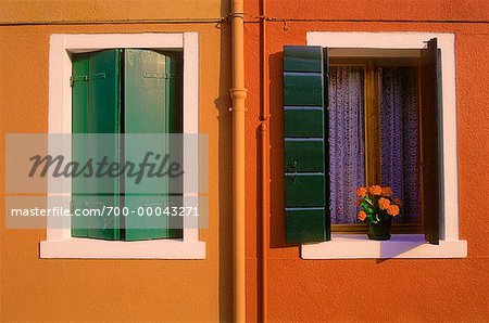 Blumen auf Window Sill, Insel Burano, Lagune von Venedig, Italien