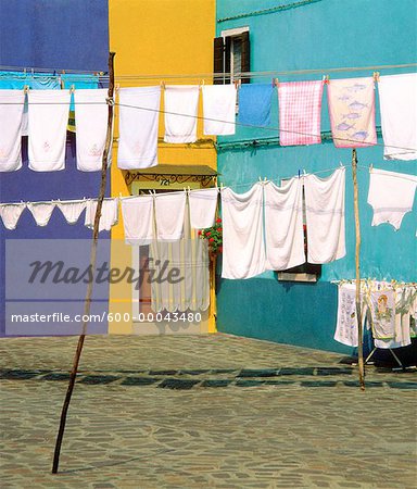 Wäscheservice auf Wäscheleinen, Insel Burano, Lagune von Venedig, Italien