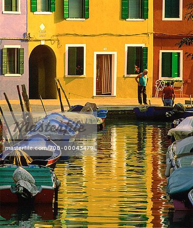 Boote in der Nähe von Häusern, Insel Burano, Lagune von Venedig, Italien